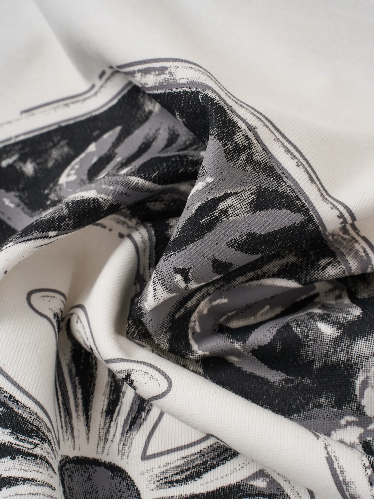 Chtome Hearta/ T g， ， 。 Same Style , 。 ， Series， 。 ! ， ， 。 ， ， ， ， ！ ， ，Breathable ， ， ， ， ！ ：Black、White Size：S-XL